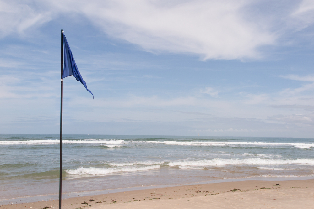 blaue flagge am meer