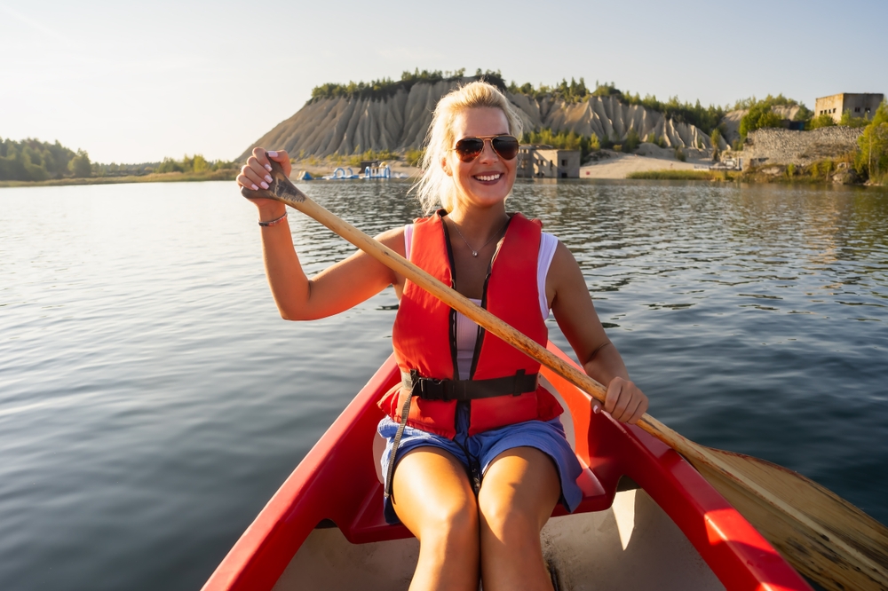 grlückliche frau im kanu auf korsika